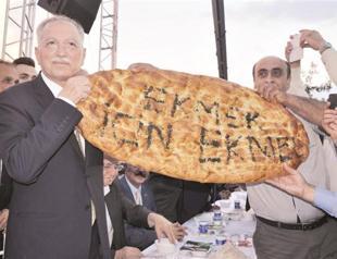 Presidential candidate İhsanoğlu makes rare gesture with symbolic donations to competitors