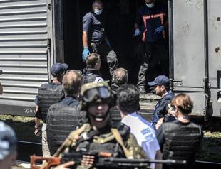 Bodies leave Ukraine war zone as parties declare truce at MH17 crash site