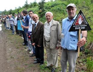 Black Sea highlanders form 3-km human chain against gold, copper mine project