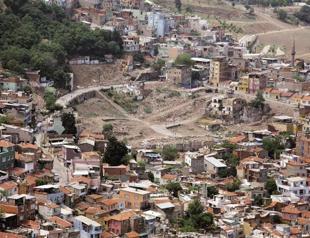 Residents of impoverished İzmir neighborhood hit jackpot with ancient theaters discovery