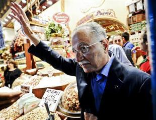 Presidential hopeful İhsanoğlu visits historic Spice Bazaar