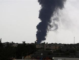 Islamists seize key Benghazi army base as Tripoli fire rages