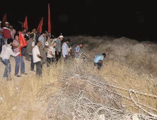 Hundreds of Kurds enter Syria to fight ISIL as Turkey increases security on Rojava border