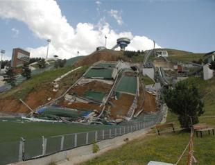 VIDEO: Turkeys new ski jump complex collapses in landslide