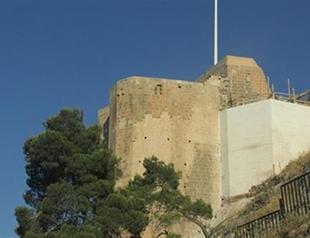 Restoration fiasco at Şanlıurfa fortress with chalk-white stone wall façade