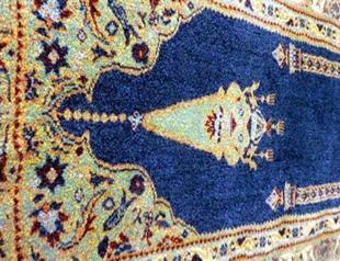 Priest-like shapes on carpets spark crisis in Batman mosques