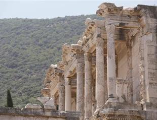 Tourists flock to ancient city of Ephesus