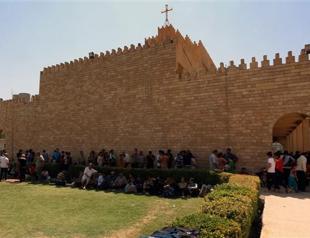ISIL seizes largest Christian town in Iraq as thousands flee violence