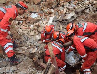 Rescuers race to find survivors after 400 die in China quake