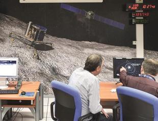 Comet-chaser nears prey after crossing kilometers