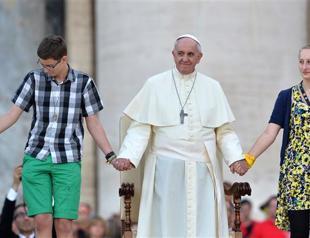 Pope urges young people not to waste time on Internet and smartphones