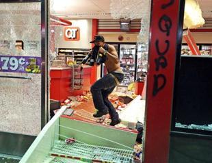 Rioting erupts after shooting death of black teen in Missouri