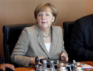 Merkel warns against cutting ties with Putin over Ukraine