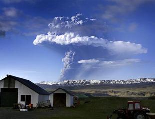 Strong earthquakes shake Icelandic volcano on red alert