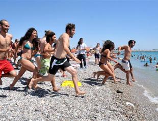 Women, men swim together to protest Antalya women’s only beach