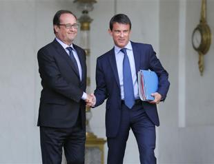 French government resigns, PM Valls to form new government Tuesday