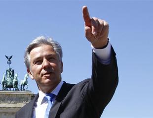 Mayor of poor but sexy Berlin announces early exit