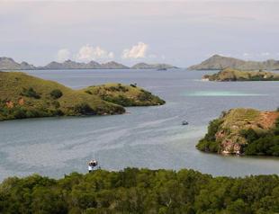 Thirteen rescued two days after Indonesia tourist boat sinks