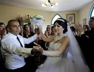 Israeli wedding of Jew, Muslim draws protesters amid war tensions