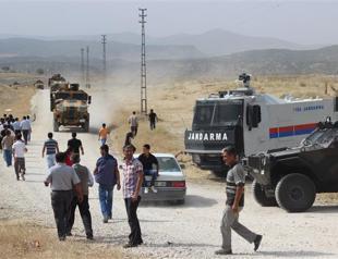 Soldier and protester killed in clashes during operation to remove statue of PKK founder