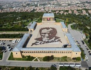 6,000 people honor Atatürk’s memory by forming his portrait