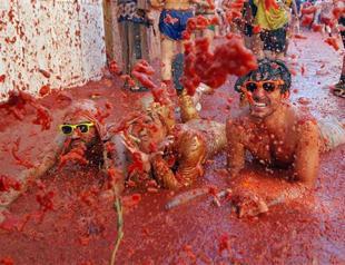 Tourists revel in goo at Spain tomato-squishing fiesta