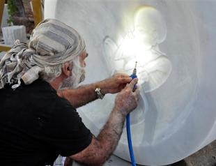 Poet Can Yücel’s vandalized grave to receive new tombstone emphasizing life