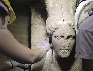 Stunning statues found at ancient Greek tomb