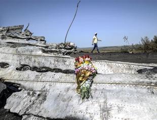 Flight MH17 hit by numerous objects: report