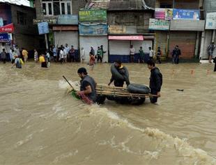 India-Pakistan flood toll hits 400, thousands still stranded