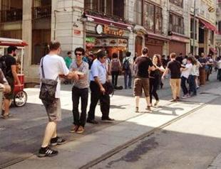Beyoğlu’s iconic bookstore forced to relocate, as volunteers pass books from hand to hand
