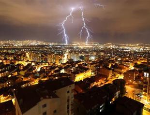 Feel of tropics coming to town: Ankara thunderstruck overnight