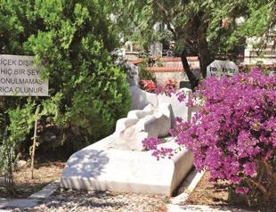 Late poet Can Yücel’s tomb to be finally renovated