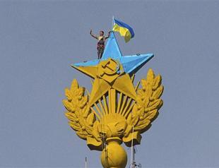 Ukraine flag unfurled on top of Moscow skyscraper