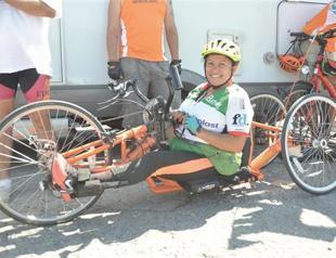 Müjde pedals with hands from Holland to Turkey