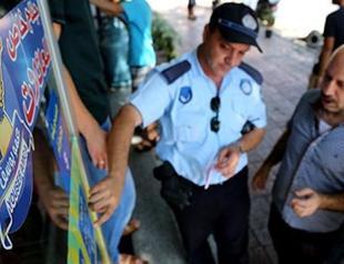 Municipal police remove shop signs in Arabic in Gaziantep amid refugee influx