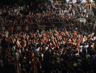 Pakistan begins talks to end protest crisis