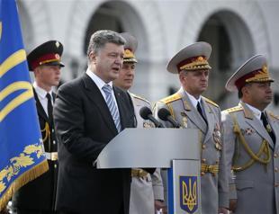 Poroshenko rallies thousands in battle for Ukraine