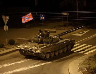 Ukrainian soldiers battling Russian tanks at Lugansk: Army