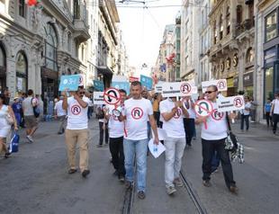 Istanbuls backwards-walkers mark 1980 military coup