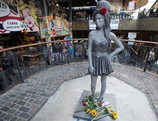 Statue of Amy Winehouse unveiled in London