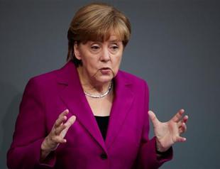 Merkel signals leeway on EU budget rules, insists on Juncker