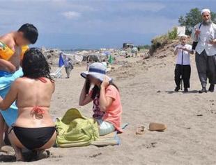 Islamists hit beach to advise women to cover up