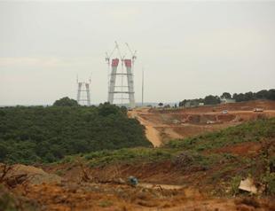 Protesting workers block roads at third Istanbul bridge construction