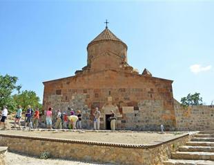 Armenian church on Akdamar Island set to host fifth service