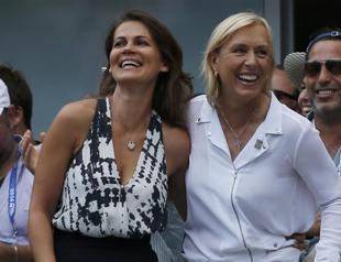 Navratilova proposes to girlfriend on TV -- she says yes