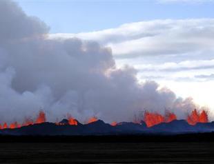 Earthquake shakes Iceland volcano, still no ash