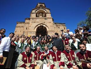 Armenian church on Akdamar Island hosts fifth service