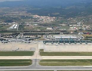 Body found by airport track, officials suspect he was stowaway