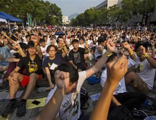 Thousands of Hong Kong students kick off class boycott